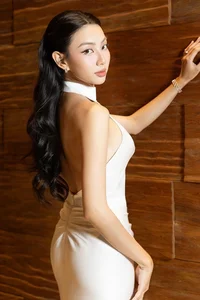 Ho Ngoc Ha and Thuy Tien Lead the Stunning Backless Fashion Trend - image 8