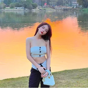 Stunning Gen Z Influencers: Meet the Beautiful and Confident Women Born in 2001 - image 2