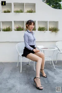 Qiu Qiu in IESS Series: Relaxing Office Lady Courtyard Photography - image 33
