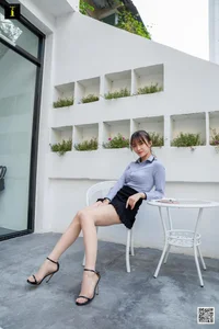 Qiu Qiu in IESS Series: Relaxing Office Lady Courtyard Photography - image 2