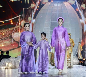 Miss Universe Stars Shine on Nguyen Hue Street with Data Network Inspired Fashion - image 3