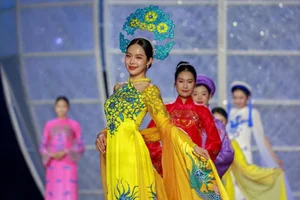 Miss Universe Stars Shine on Nguyen Hue Street with Data Network Inspired Fashion - image 5