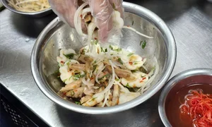 Mangosteen Chicken Salad with Dried Taro: A Unique Vietnamese Culinary Experience - image 9