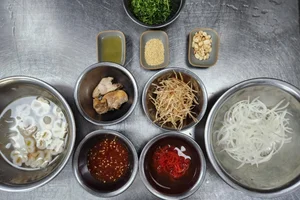 Mangosteen Chicken Salad with Dried Taro: A Unique Vietnamese Culinary Experience - image 1