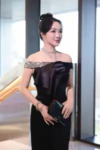 Giang My: Ageless U55 Beauty Shines Bright Celebrating Christmas Amidst Snowy Scenery - image 7
