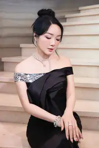 Giang My: Ageless U55 Beauty Shines Bright Celebrating Christmas Amidst Snowy Scenery - image 6