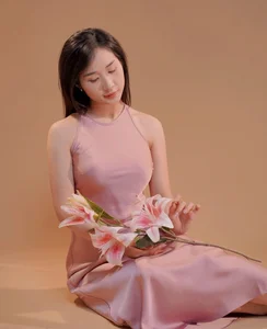 Viral Primary School Teacher Captivates the Internet with Grace and Beauty - image 3