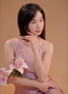 Viral Primary School Teacher Captivates the Internet with Grace and Beauty - image 2