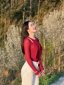 Viral Primary School Teacher Captivates the Internet with Grace and Beauty - image 0