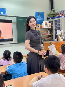 Viral Primary School Teacher Captivates the Internet with Grace and Beauty - image 10