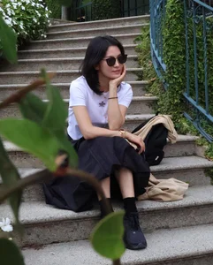 Song Hye Kyo's Travel Style: Mastering the Art of Minimalist Luxury Outfits - image 4