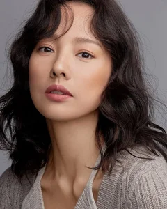 Embracing Natural Beauty: The Iconic 44-Year-Old 'Sexy Queen' Sparks Discussion Over Unfiltered Red Carpet Appearance - image 1