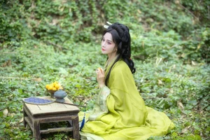YiTuYu Art Language Vol.7320 Featuring Miao Su Su: Elegant Portrait Photography - image 2