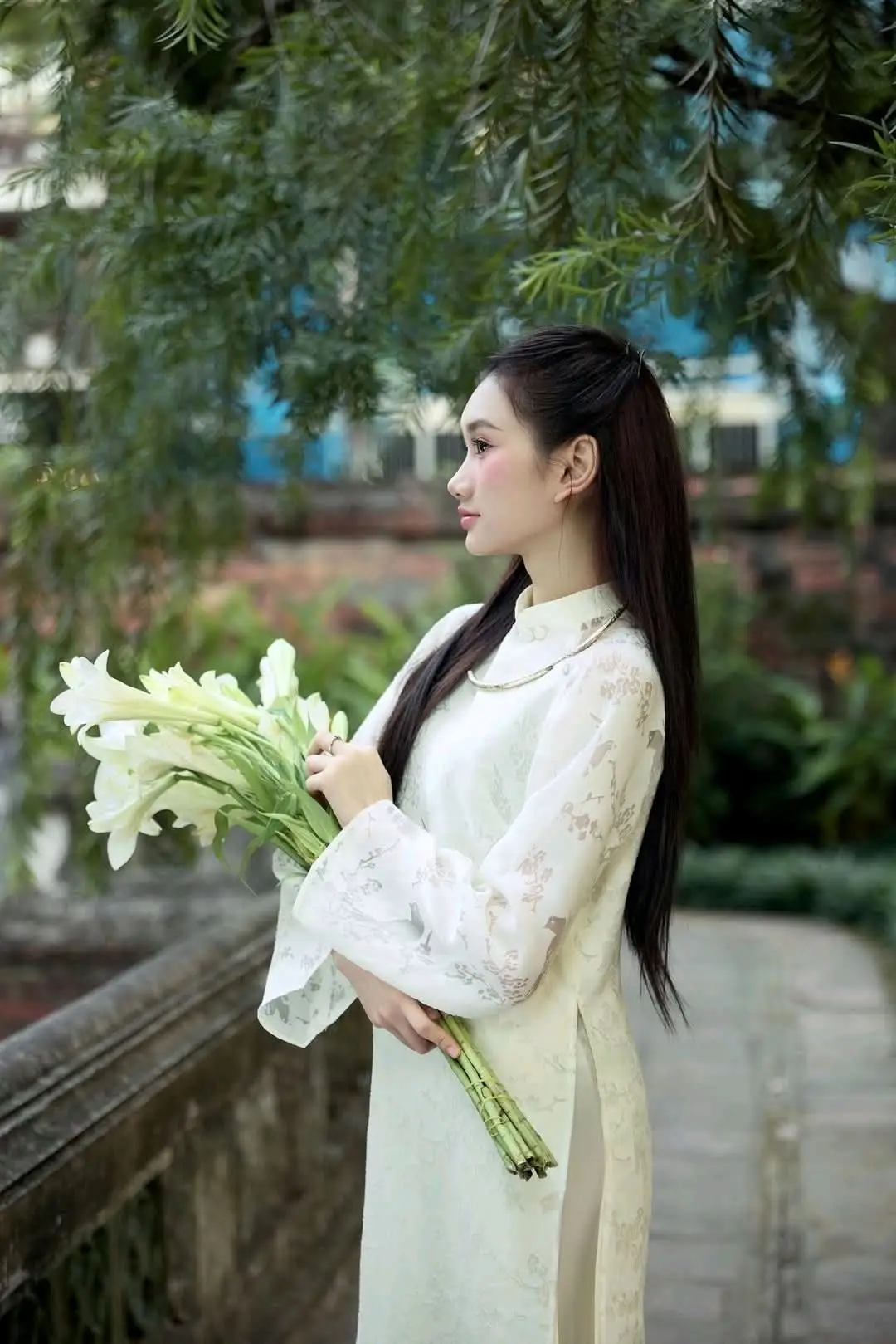 Graceful East Asian Beauty: Woman in Traditional Attire, Elegant with a Paper Fan.