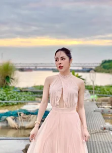 Bach Lan Phuong Showcases Radiant Resilience and Elegant Style in Recent Public Appearance - image 8