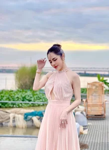 Bach Lan Phuong Showcases Radiant Resilience and Elegant Style in Recent Public Appearance - image 7