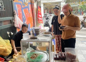 The 12,000 VND Banh Mi: A Culinary Treasure in the Heart of Hanoi Old Quarter - image 0