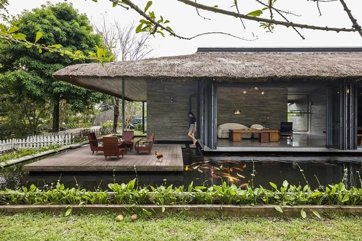 Architectural Marvel: Exploring the Stunning Thatched-Roof Villa Surrounded by Water in Long An
