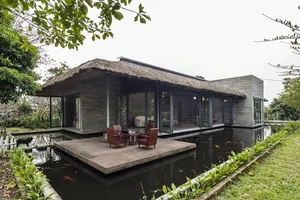 Architectural Marvel: Exploring the Stunning Thatched-Roof Villa Surrounded by Water in Long An - image 5