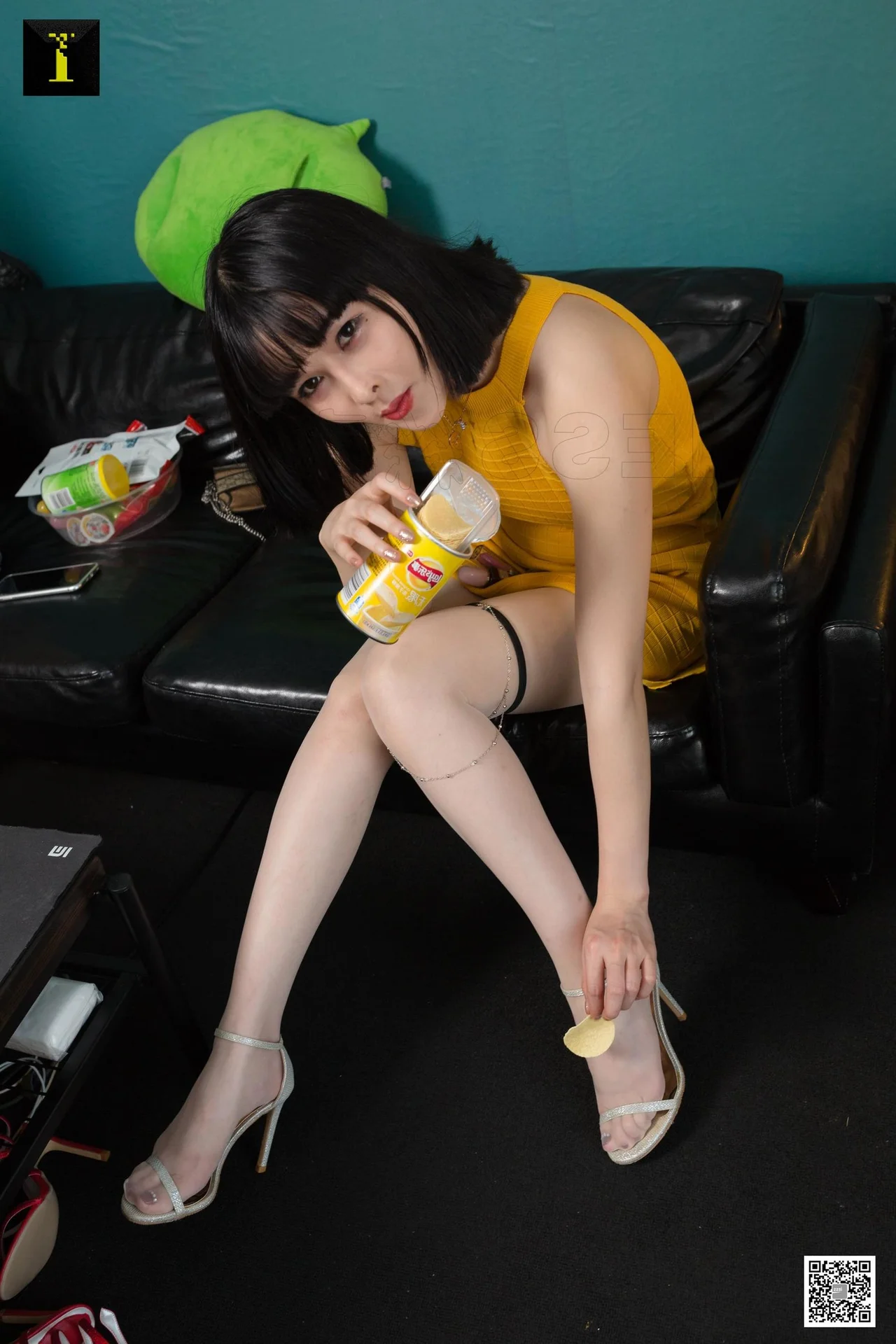 IESS Miao: White Silk and Leg Chain Style Guide for Modern Fashion Enthusiasts