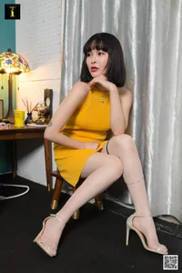 IESS Miao: White Silk and Leg Chain Style Guide for Modern Fashion Enthusiasts - image 25