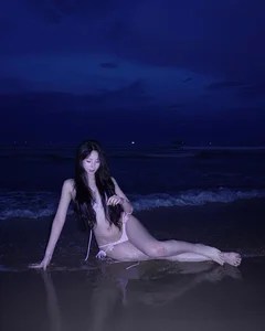 Ethereal Night Beauty: Uyen Ni’s Enchanting Photoshoot by the Midnight Sea - image 2