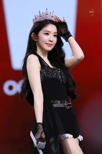 How Top Showbiz Stars Maintain Flawless Looks Under Raw Camera Lenses - image 5