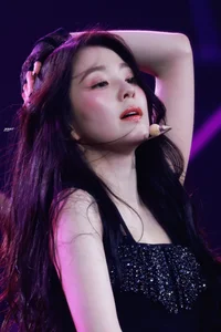 How Top Showbiz Stars Maintain Flawless Looks Under Raw Camera Lenses - image 3