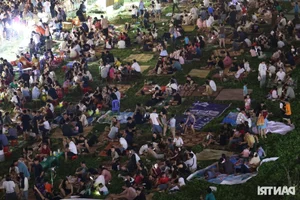 Sam Son Beach Tourism Season Kicks Off with Spectacular Fireworks and Crowds - image 5
