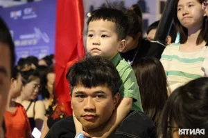 Sam Son Beach Tourism Season Kicks Off with Spectacular Fireworks and Crowds - image 4