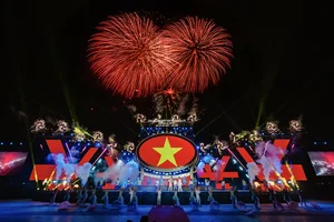 Sam Son Beach Tourism Season Kicks Off with Spectacular Fireworks and Crowds - image 1