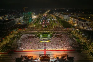 Sam Son Beach Tourism Season Kicks Off with Spectacular Fireworks and Crowds - image 6