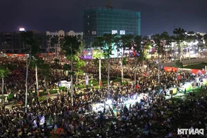 Sam Son Beach Tourism Season Kicks Off with Spectacular Fireworks and Crowds - image 9