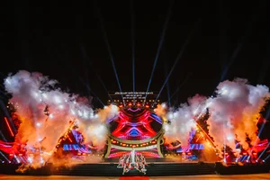 Sam Son Beach Tourism Season Kicks Off with Spectacular Fireworks and Crowds - image 2