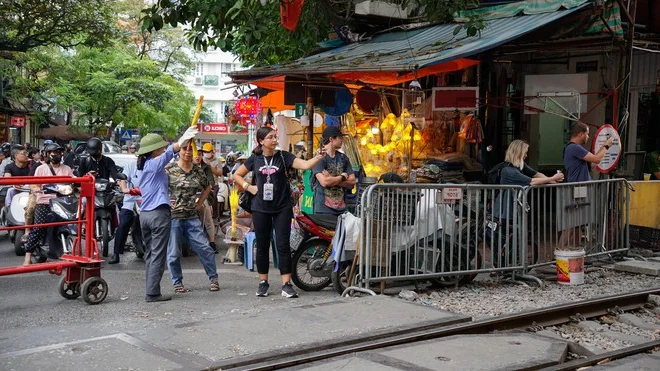 The Allure and Danger of Hanoi Train Street: Why Tourists Still Flock to the Tracks