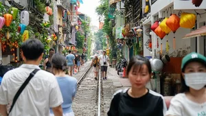 The Allure and Danger of Hanoi Train Street: Why Tourists Still Flock to the Tracks - image 9