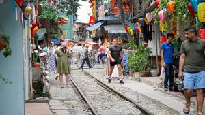 The Allure and Danger of Hanoi Train Street: Why Tourists Still Flock to the Tracks - image 14