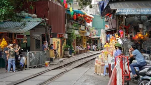 The Allure and Danger of Hanoi Train Street: Why Tourists Still Flock to the Tracks - image 4