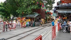The Allure and Danger of Hanoi Train Street: Why Tourists Still Flock to the Tracks - image 6