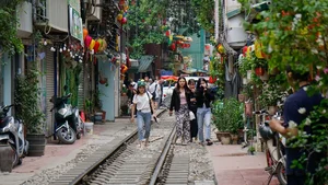 The Allure and Danger of Hanoi Train Street: Why Tourists Still Flock to the Tracks - image 8