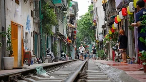 The Allure and Danger of Hanoi Train Street: Why Tourists Still Flock to the Tracks - image 1