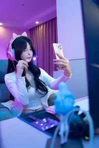 Coser yuuhui: "Accidental" Livestream Part1 | Captivating Gaming Streamer Moment. - image 3