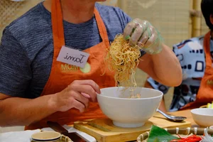 Foreign Tourists Master the Art of Making Banh Xeo and Bo La Lot in Saigon - image 7