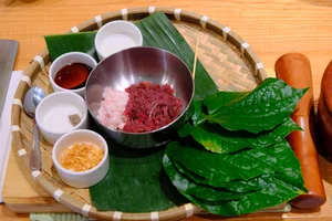 Foreign Tourists Master the Art of Making Banh Xeo and Bo La Lot in Saigon - image 0