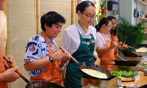 Foreign Tourists Master the Art of Making Banh Xeo and Bo La Lot in Saigon - image 6