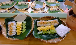 Foreign Tourists Master the Art of Making Banh Xeo and Bo La Lot in Saigon - image 1