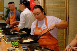 Foreign Tourists Master the Art of Making Banh Xeo and Bo La Lot in Saigon - image 12
