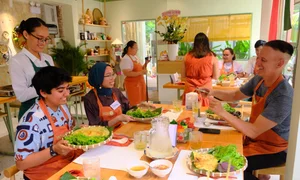 Foreign Tourists Master the Art of Making Banh Xeo and Bo La Lot in Saigon - image 8