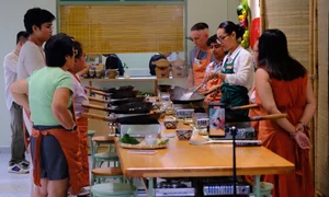 Foreign Tourists Master the Art of Making Banh Xeo and Bo La Lot in Saigon - image 4