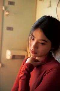 YiTuYu Vol.8622 He Zi: A Muse Bathed in Dreamy Golden Light - image 13